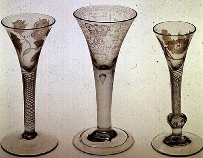 Vetreria giacobita: da sinistra a destra: bicchiere da vino con coppa a tromba, 1745; bicchiere Amen, Giacomo VIII di Scozia, 1725; bicchiere da vino con coppa a tromba, 1750 da Scottish School